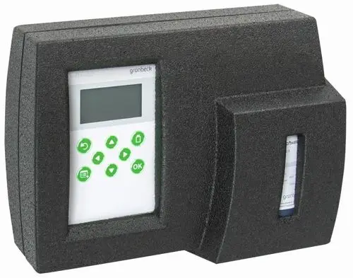 Schwarzes Geräteelement mit digitalem Display und grünen Tasten, ausgestattet für die Messung von Härtegraden, hergestellt von Grünbeck.